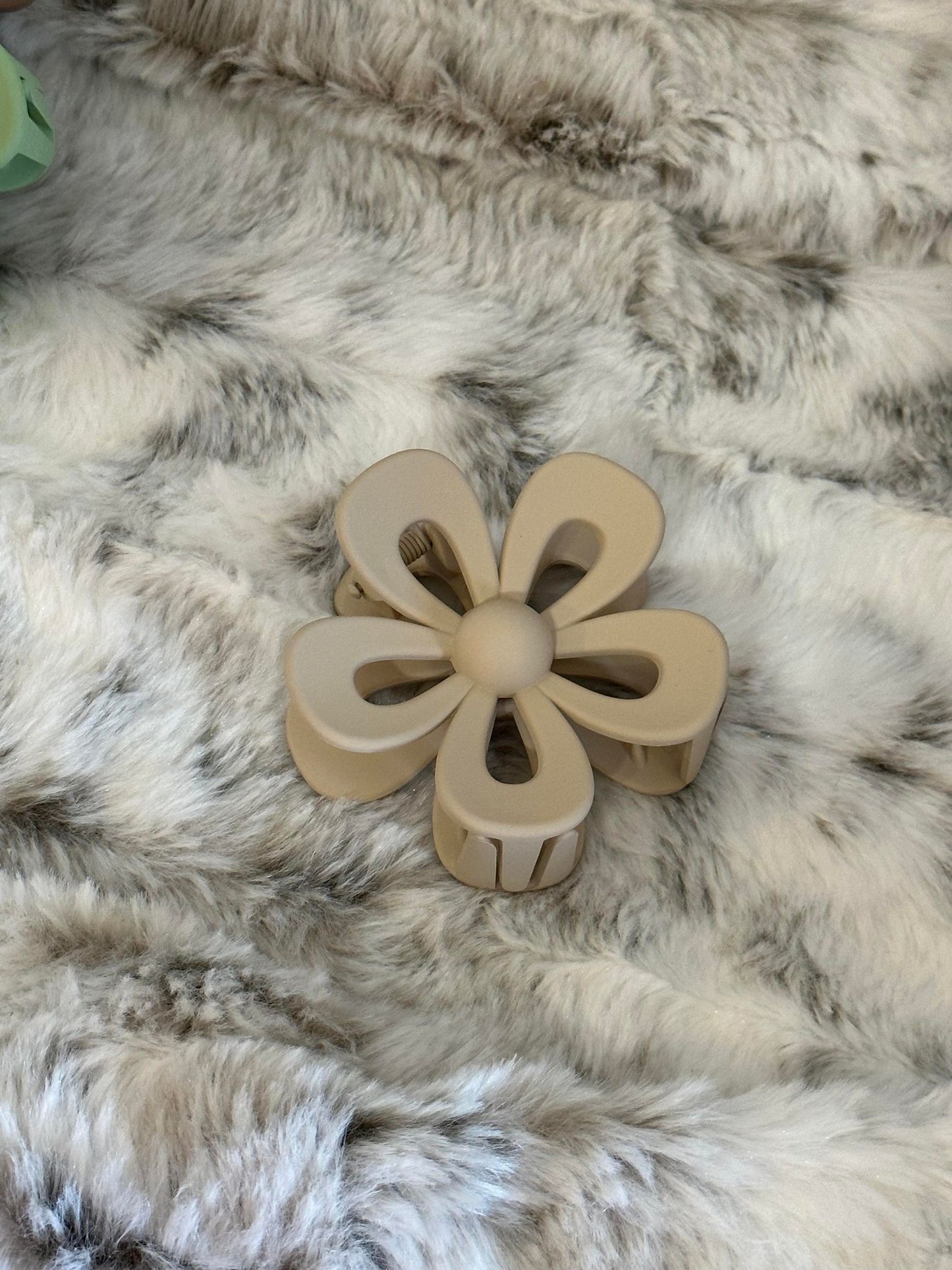 NEW Daisy Claw Clip